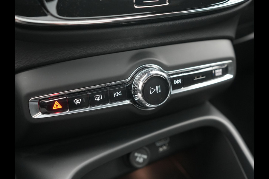Volvo XC40 T5 Ultimate Dark Plug In Hybrid 293pk Dealer O.H. PHEV | Trekhaak Af Fabriek | Panodak | Adaptive Cruise | Camera | Alcantara Sporstoelen Memory & Verwarmd | Harman / Kardon | Stuur Verwarmd | Keyless | Apple Carplay | Navigatie | DAB |