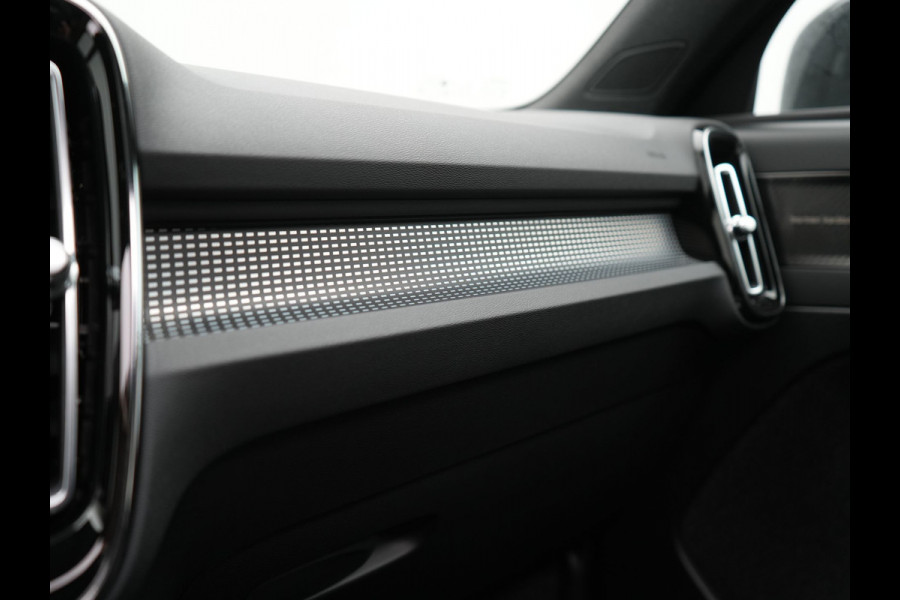 Volvo XC40 T5 Ultimate Dark Plug In Hybrid 293pk Dealer O.H. PHEV | Trekhaak Af Fabriek | Panodak | Adaptive Cruise | Camera | Alcantara Sporstoelen Memory & Verwarmd | Harman / Kardon | Stuur Verwarmd | Keyless | Apple Carplay | Navigatie | DAB |
