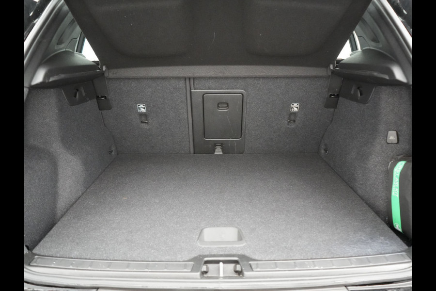 Volvo XC40 T5 Ultimate Dark Plug In Hybrid 293pk Dealer O.H. PHEV | Trekhaak Af Fabriek | Panodak | Adaptive Cruise | Camera | Alcantara Sporstoelen Memory & Verwarmd | Harman / Kardon | Stuur Verwarmd | Keyless | Apple Carplay | Navigatie | DAB |