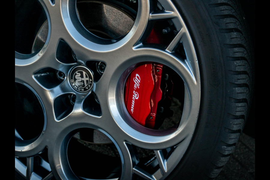 Alfa Romeo Tonale Veloce Plug-In Hybrid Q4 280pk | Schuif/Kanteldak | Technology Pack | 20" | Rosso Alfa