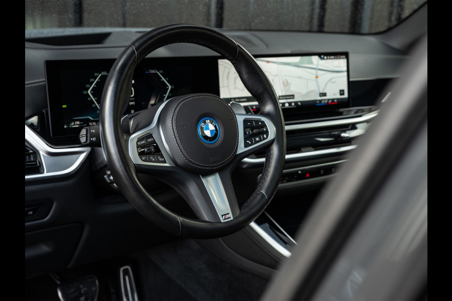 BMW X5 xDrive50e 490pk M Sport Pro | Panoramadak | Soft Close | Comfort Access | Trekhaak | Iconic Glow | M Gordels | 4-Zone Climate | Adaptive Led. | 360 Camera | Head-Up | Active Cruise | Harman/Kardon |