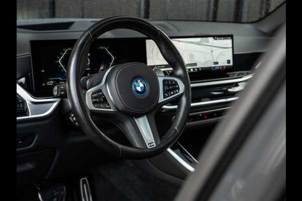 BMW X5 xDrive50e 490pk M Sport Pro | Panoramadak | Soft Close | Comfort Access | Trekhaak | Iconic Glow | M Gordels | 4-Zone Climate | Adaptive Led. | 360 Camera | Head-Up | Active Cruise | Harman/Kardon |