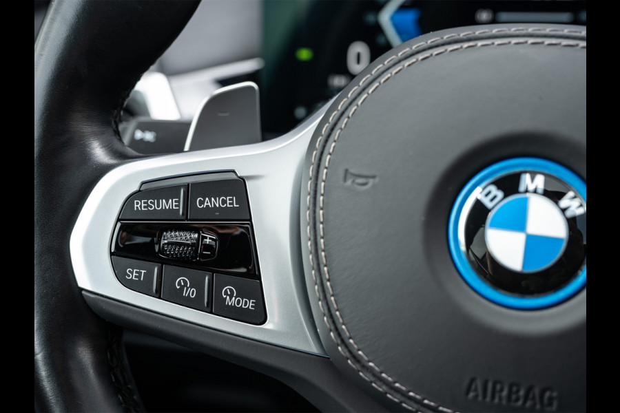 BMW X5 xDrive50e 490pk M Sport Pro | Panoramadak | Soft Close | Comfort Access | Trekhaak | Iconic Glow | M Gordels | 4-Zone Climate | Adaptive Led. | 360 Camera | Head-Up | Active Cruise | Harman/Kardon |