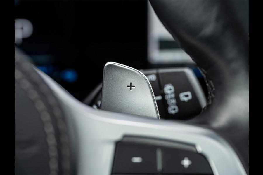 BMW X5 xDrive50e 490pk M Sport Pro | Panoramadak | Soft Close | Comfort Access | Trekhaak | Iconic Glow | M Gordels | 4-Zone Climate | Adaptive Led. | 360 Camera | Head-Up | Active Cruise | Harman/Kardon |