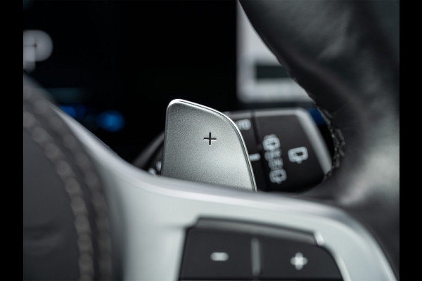 BMW X5 xDrive50e 490pk M Sport Pro | Panoramadak | Soft Close | Comfort Access | Trekhaak | Iconic Glow | M Gordels | 4-Zone Climate | Adaptive Led. | 360 Camera | Head-Up | Active Cruise | Harman/Kardon |