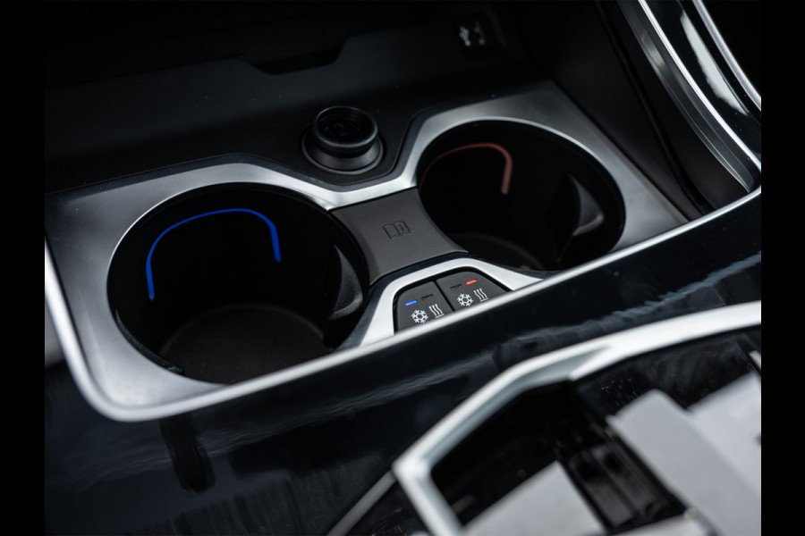 BMW X5 xDrive50e 490pk M Sport Pro | Panoramadak | Soft Close | Comfort Access | Trekhaak | Iconic Glow | M Gordels | 4-Zone Climate | Adaptive Led. | 360 Camera | Head-Up | Active Cruise | Harman/Kardon |