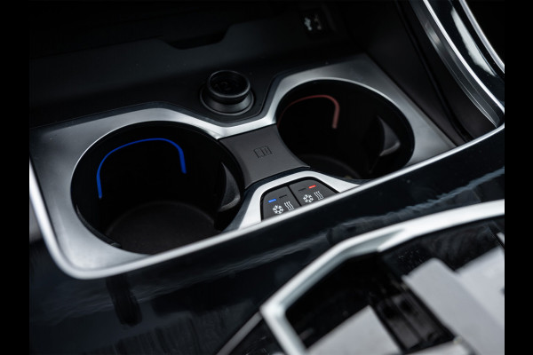 BMW X5 xDrive50e 490pk M Sport Pro | Panoramadak | Soft Close | Comfort Access | Trekhaak | Iconic Glow | M Gordels | 4-Zone Climate | Adaptive Led. | 360 Camera | Head-Up | Active Cruise | Harman/Kardon |