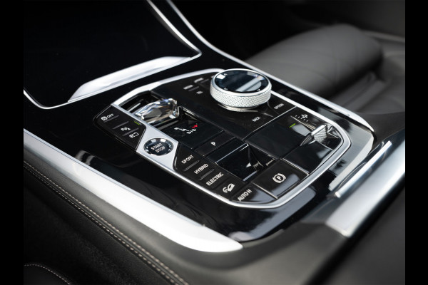 BMW X5 xDrive50e 490pk M Sport Pro | Panoramadak | Soft Close | Comfort Access | Trekhaak | Iconic Glow | M Gordels | 4-Zone Climate | Adaptive Led. | 360 Camera | Head-Up | Active Cruise | Harman/Kardon |