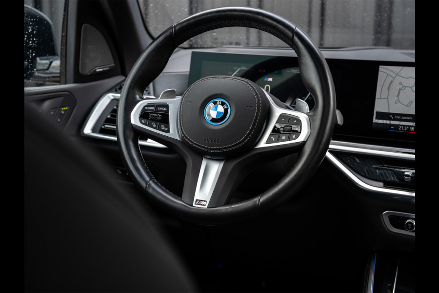BMW X5 xDrive50e 490pk M Sport Pro | Panoramadak | Soft Close | Comfort Access | Trekhaak | Iconic Glow | M Gordels | 4-Zone Climate | Adaptive Led. | 360 Camera | Head-Up | Active Cruise | Harman/Kardon |