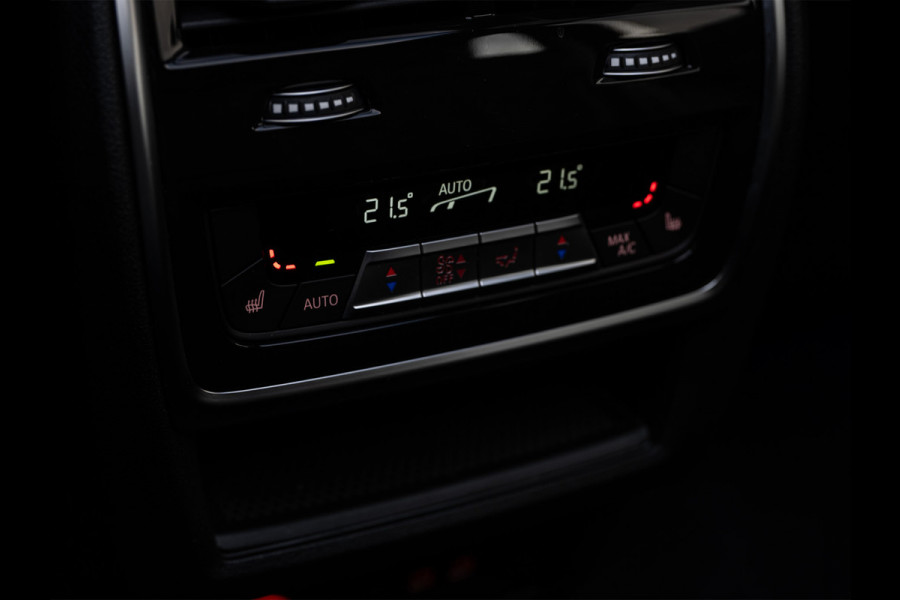 BMW X5 xDrive50e 490pk M Sport Pro | Panoramadak | Soft Close | Comfort Access | Trekhaak | Iconic Glow | M Gordels | 4-Zone Climate | Adaptive Led. | 360 Camera | Head-Up | Active Cruise | Harman/Kardon |