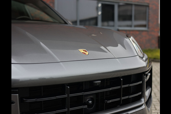 Porsche Cayenne 3.0 E-Hybrid | Pano - Trekhaak - Pas. Display