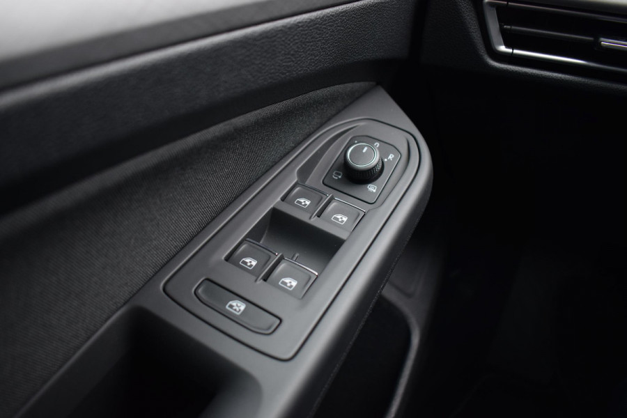 Volkswagen Golf Variant 1.0 TSI Life Business | Apple CarPlay | Stuur- en Stoelverw. | Camera