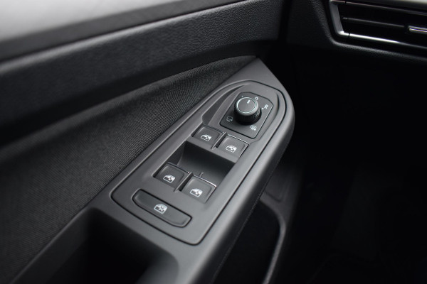 Volkswagen Golf Variant 1.0 TSI Life Business | Apple CarPlay | Stuur- en Stoelverw. | Camera