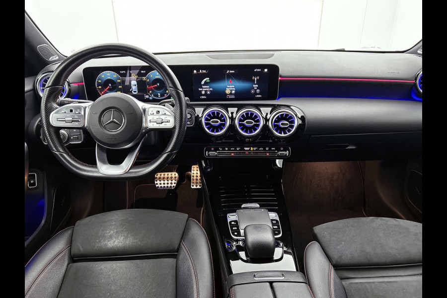 Mercedes-Benz A-Klasse 180 AMG-Line Premium Plus(Goed OndH, Sfeerverlichting, Camera, Parkeerhulp V+A, StoelV, Cruise Con, Etc)
