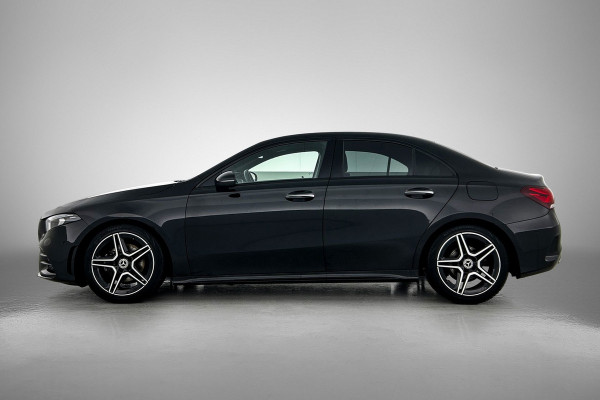 Mercedes-Benz A-Klasse 180 AMG-Line Premium Plus(Goed OndH, Sfeerverlichting, Camera, Parkeerhulp V+A, StoelV, Cruise Con, Etc)