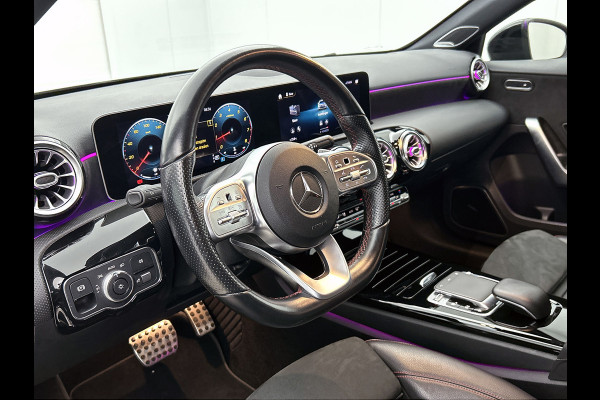 Mercedes-Benz A-Klasse 180 AMG-Line Premium Plus(Goed OndH, Sfeerverlichting, Camera, Parkeerhulp V+A, StoelV, Cruise Con, Etc)