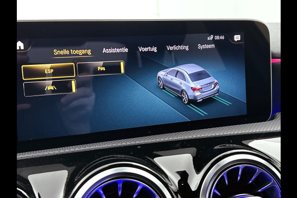 Mercedes-Benz A-Klasse 180 AMG-Line Premium Plus(Goed OndH, Sfeerverlichting, Camera, Parkeerhulp V+A, StoelV, Cruise Con, Etc)