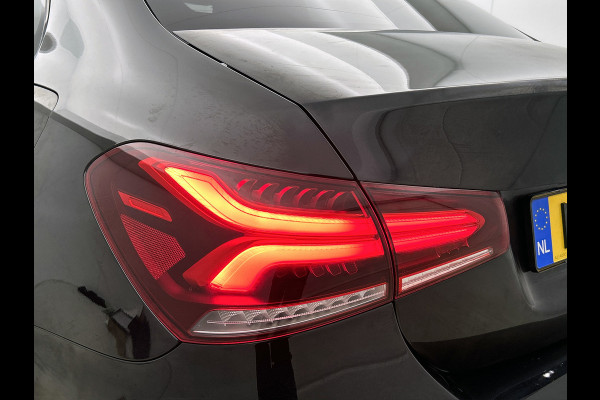Mercedes-Benz A-Klasse 180 AMG-Line Premium Plus(Goed OndH, Sfeerverlichting, Camera, Parkeerhulp V+A, StoelV, Cruise Con, Etc)