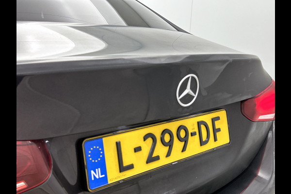 Mercedes-Benz A-Klasse 180 AMG-Line Premium Plus(Goed OndH, Sfeerverlichting, Camera, Parkeerhulp V+A, StoelV, Cruise Con, Etc)