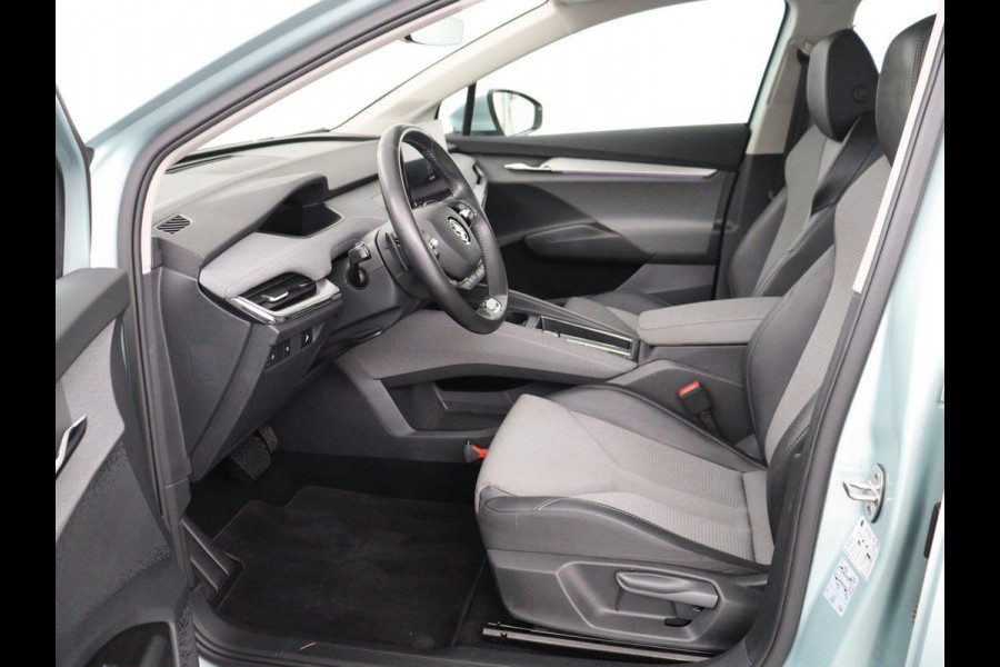 Škoda ENYAQ iV 80 | Panoramadak | Trekhaak | Stoelverwarming | Camera | Sfeerverlichting | Carplay | Navigatie | Achterbankverwarming | Full LED | Parkeerhulp | Cruise control