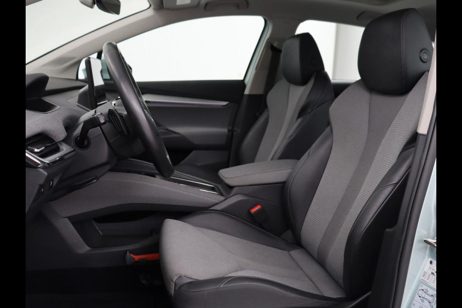 Škoda ENYAQ iV 80 | Panoramadak | Trekhaak | Stoelverwarming | Camera | Sfeerverlichting | Carplay | Navigatie | Achterbankverwarming | Full LED | Parkeerhulp | Cruise control