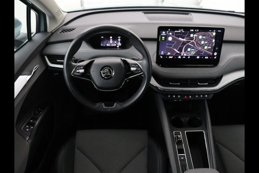 Škoda ENYAQ iV 80 | Panoramadak | Trekhaak | Stoelverwarming | Camera | Sfeerverlichting | Carplay | Navigatie | Achterbankverwarming | Full LED | Parkeerhulp | Cruise control