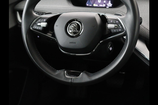 Škoda ENYAQ iV 80 | Panoramadak | Trekhaak | Stoelverwarming | Camera | Sfeerverlichting | Carplay | Navigatie | Achterbankverwarming | Full LED | Parkeerhulp | Cruise control
