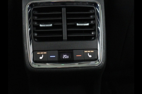Škoda ENYAQ iV 80 | Panoramadak | Trekhaak | Stoelverwarming | Camera | Sfeerverlichting | Carplay | Navigatie | Achterbankverwarming | Full LED | Parkeerhulp | Cruise control