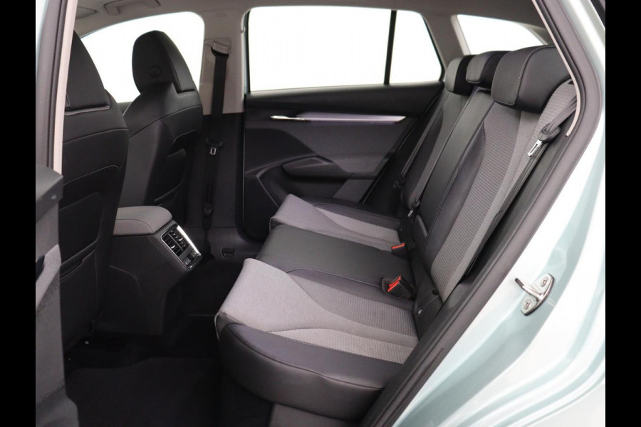 Škoda ENYAQ iV 80 | Panoramadak | Trekhaak | Stoelverwarming | Camera | Sfeerverlichting | Carplay | Navigatie | Achterbankverwarming | Full LED | Parkeerhulp | Cruise control