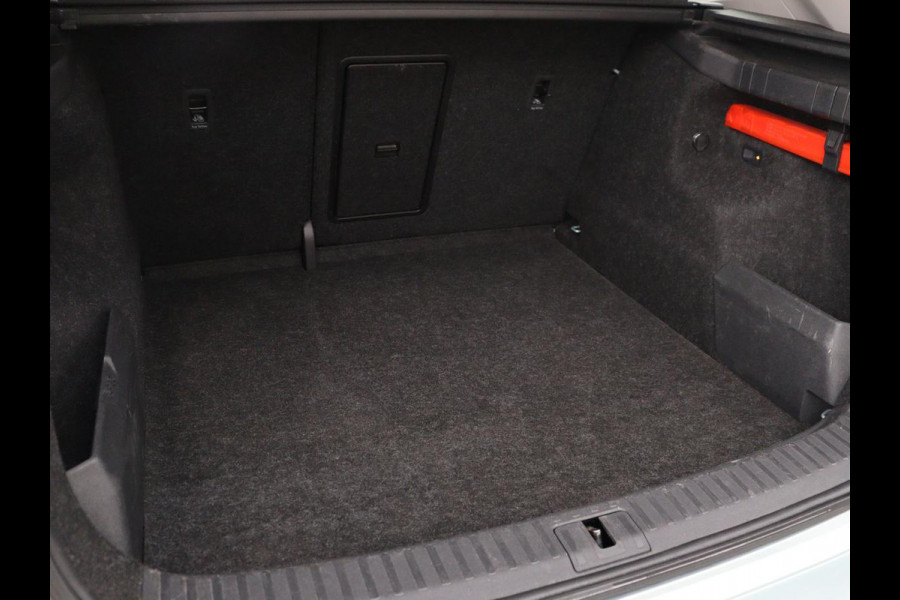 Škoda ENYAQ iV 80 | Panoramadak | Trekhaak | Stoelverwarming | Camera | Sfeerverlichting | Carplay | Navigatie | Achterbankverwarming | Full LED | Parkeerhulp | Cruise control