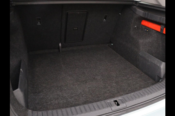 Škoda ENYAQ iV 80 | Panoramadak | Trekhaak | Stoelverwarming | Camera | Sfeerverlichting | Carplay | Navigatie | Achterbankverwarming | Full LED | Parkeerhulp | Cruise control