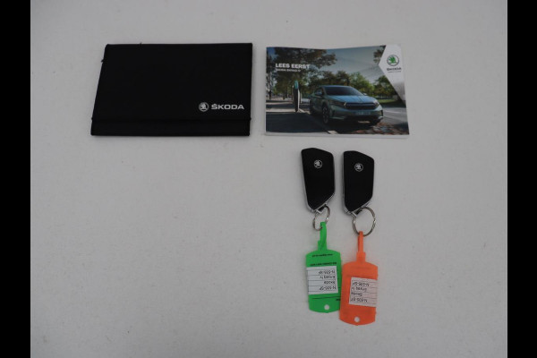 Škoda ENYAQ iV 80 | Panoramadak | Trekhaak | Stoelverwarming | Camera | Sfeerverlichting | Carplay | Navigatie | Achterbankverwarming | Full LED | Parkeerhulp | Cruise control