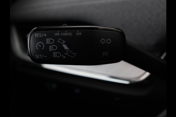 Škoda ENYAQ iV 80 | Panoramadak | Trekhaak | Stoelverwarming | Camera | Sfeerverlichting | Carplay | Navigatie | Achterbankverwarming | Full LED | Parkeerhulp | Cruise control