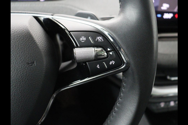 Škoda ENYAQ iV 80 | Panoramadak | Trekhaak | Stoelverwarming | Camera | Sfeerverlichting | Carplay | Navigatie | Achterbankverwarming | Full LED | Parkeerhulp | Cruise control