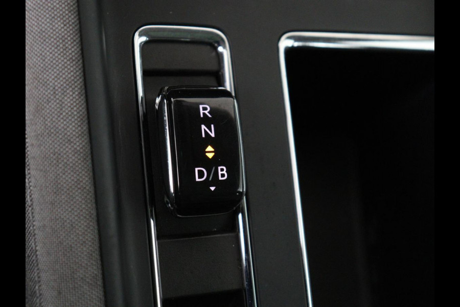 Škoda ENYAQ iV 80 | Panoramadak | Trekhaak | Stoelverwarming | Camera | Sfeerverlichting | Carplay | Navigatie | Achterbankverwarming | Full LED | Parkeerhulp | Cruise control