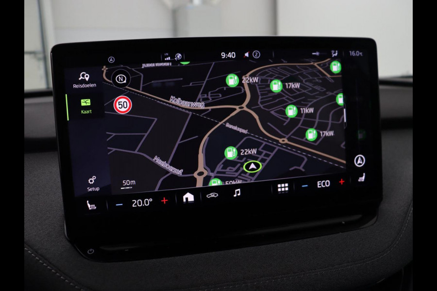 Škoda ENYAQ iV 80 | Panoramadak | Trekhaak | Stoelverwarming | Camera | Sfeerverlichting | Carplay | Navigatie | Achterbankverwarming | Full LED | Parkeerhulp | Cruise control