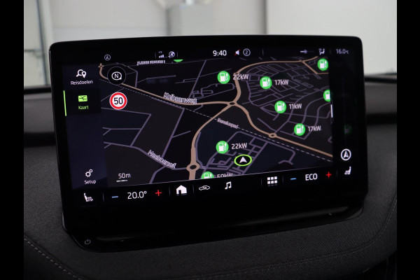 Škoda ENYAQ iV 80 | Panoramadak | Trekhaak | Stoelverwarming | Camera | Sfeerverlichting | Carplay | Navigatie | Achterbankverwarming | Full LED | Parkeerhulp | Cruise control