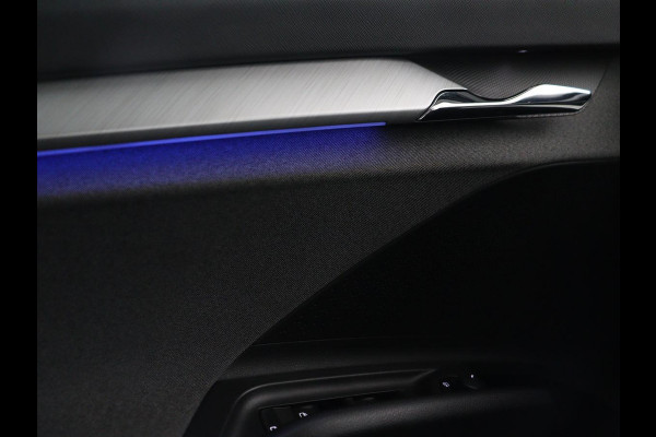 Škoda ENYAQ iV 80 | Panoramadak | Trekhaak | Stoelverwarming | Camera | Sfeerverlichting | Carplay | Navigatie | Achterbankverwarming | Full LED | Parkeerhulp | Cruise control