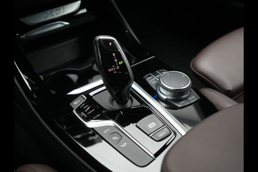 BMW X3 xDrive30e Luxury Line Plug In Hybrid 293pk Dealer O.H. PHEV | Trekhaak Af Fabriek | Camera | Adaptief Onderstel | Lederen Sportstoelen Memory & Verwarmd | Hifi Sound | Sfeerverlichting | Blis | Apple Carplay | Keyless | Navigatie | DAB |
