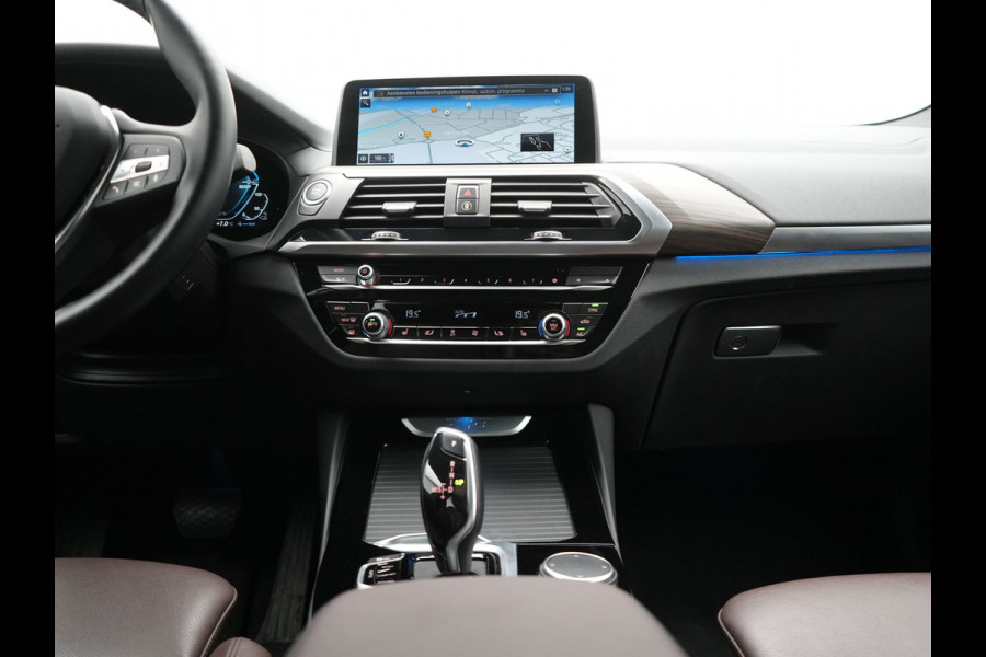 BMW X3 xDrive30e Luxury Line Plug In Hybrid 293pk Dealer O.H. PHEV | Trekhaak Af Fabriek | Camera | Adaptief Onderstel | Lederen Sportstoelen Memory & Verwarmd | Hifi Sound | Sfeerverlichting | Blis | Apple Carplay | Keyless | Navigatie | DAB |