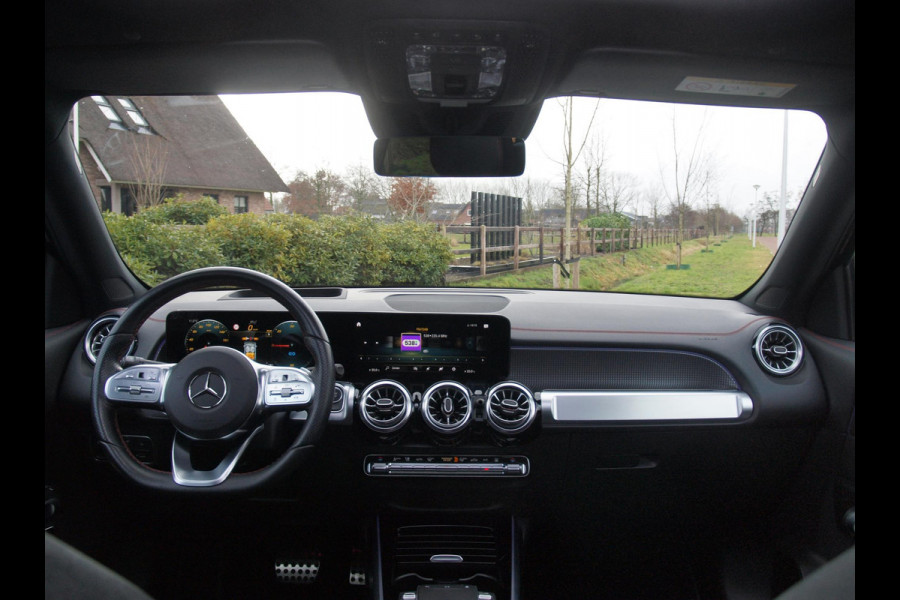 Mercedes-Benz EQB 250 AMG Line 67 kWh | SOH 95% | Panoramadak | Head-Up Display | 360 Camera | Sfeerverlichting |