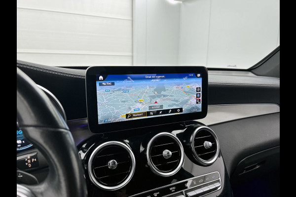 Mercedes-Benz GLC 300e 4MATIC Premium (SFEERVERLICHTING, ELEKT. WEGKLAPBARE TREKHAAK, ADAPTIEVE CRUISE, GOED ONDERHOUDEN)