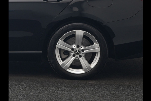 Mercedes-Benz C-Klasse Estate 300 e Avantgarde Plug In Hybrid 313pk Dealer O.H. PHEV | Panodak | 360 Camera | Lederen Sportstoelen & Stuur Verwarmd | Sfeerverlichting | Apple Carplay | Blis | Navigatie | Cruise Control | Virtual | DAB |