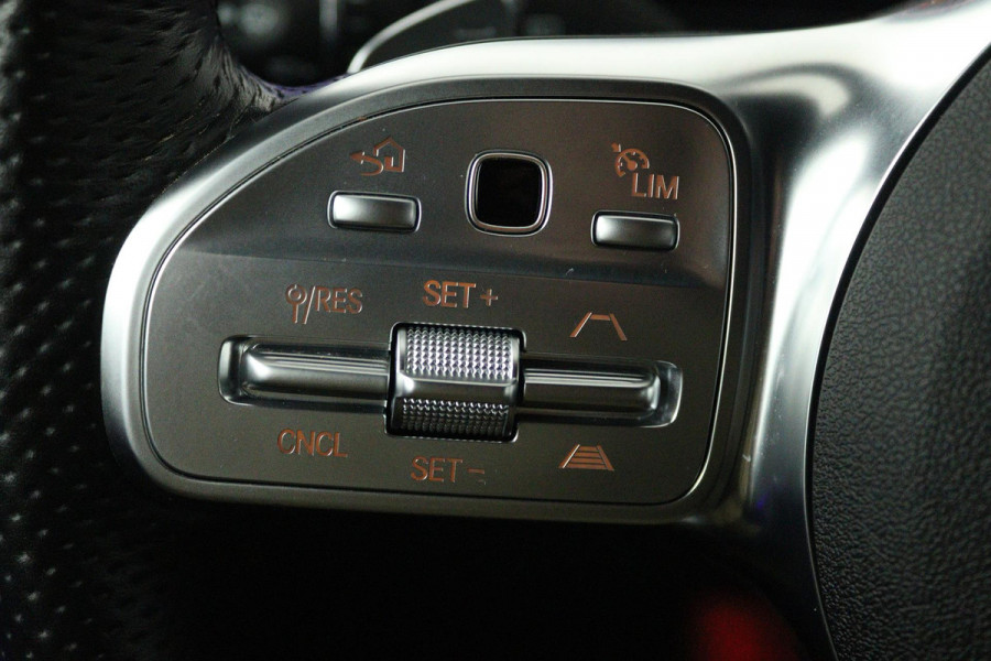 Mercedes-Benz EQC 400 4MATIC Business Solution AMG 80 kWh (SFEERVERLICHTING, STOELVERWARMING, ACHTERUITRIJCAMERA, ELEKTR STOELEN)