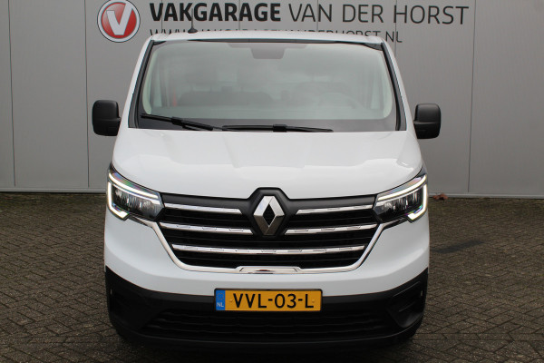 Renault Trafic 2.0-130pk dCi T30 L2H1. Dames en heren ondernemers opgelet ! Erg nette Renault Trafic met slechts 45.000km ! Airco, cruise control,  trekhaak, laadruimte betimmerd, telefoonvoorb., bijrijdersbank, centrale vergr. afstand bediend etc, etc