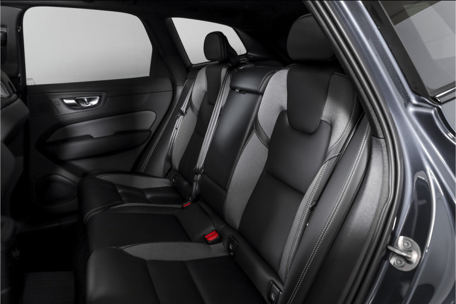 Volvo XC60 2.0 T8 Plug-in hybrid AWD Ultra Black Edition Facelift | Harmon Kardon | S/K Panodak | Dig.Cockpit | Adapt.Cruise | Stoel-+Stuurverw. | 360 Camera | NAV+App.Connect | Auto.Airco | LM 21" | 1049