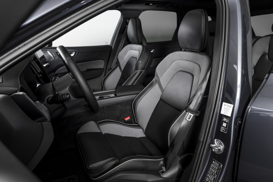 Volvo XC60 2.0 T8 Plug-in hybrid AWD Ultra Black Edition Facelift | Harmon Kardon | S/K Panodak | Dig.Cockpit | Adapt.Cruise | Stoel-+Stuurverw. | 360 Camera | NAV+App.Connect | Auto.Airco | LM 21" | 1049