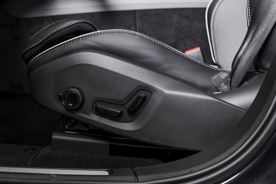 Volvo XC60 2.0 T8 Plug-in hybrid AWD Ultra Black Edition Facelift | Harmon Kardon | S/K Panodak | Dig.Cockpit | Adapt.Cruise | Stoel-+Stuurverw. | 360 Camera | NAV+App.Connect | Auto.Airco | LM 21" | 1049