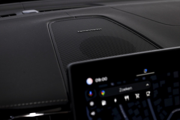 Volvo XC60 2.0 T8 Plug-in hybrid AWD Ultra Black Edition Facelift | Harmon Kardon | S/K Panodak | Dig.Cockpit | Adapt.Cruise | Stoel-+Stuurverw. | 360 Camera | NAV+App.Connect | Auto.Airco | LM 21" | 1049