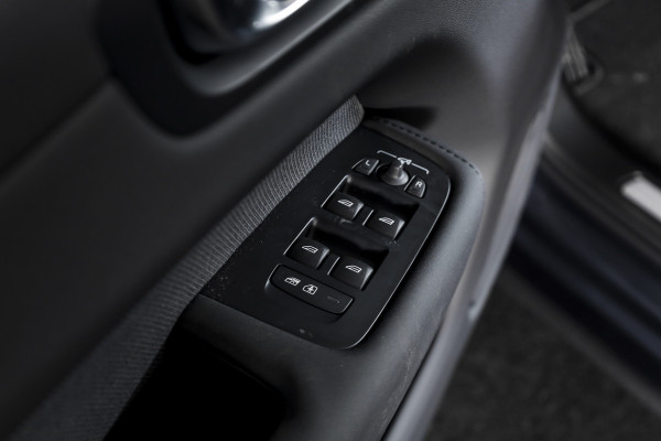 Volvo XC60 2.0 T8 Plug-in hybrid AWD Ultra Black Edition Facelift | Harmon Kardon | S/K Panodak | Dig.Cockpit | Adapt.Cruise | Stoel-+Stuurverw. | 360 Camera | NAV+App.Connect | Auto.Airco | LM 21" | 1049